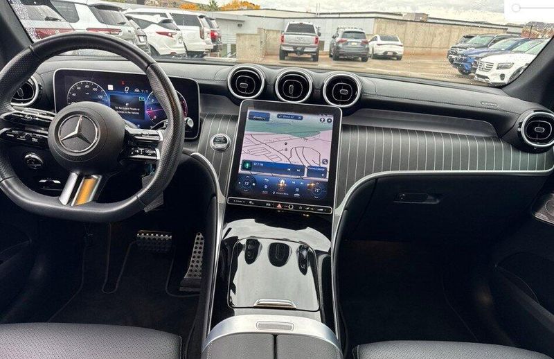 2023 Mercedes Benz GLC 300 4MATIC photo 3