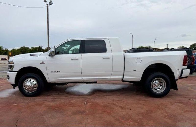 New 2027 RAM 3500 LaramieImage 9