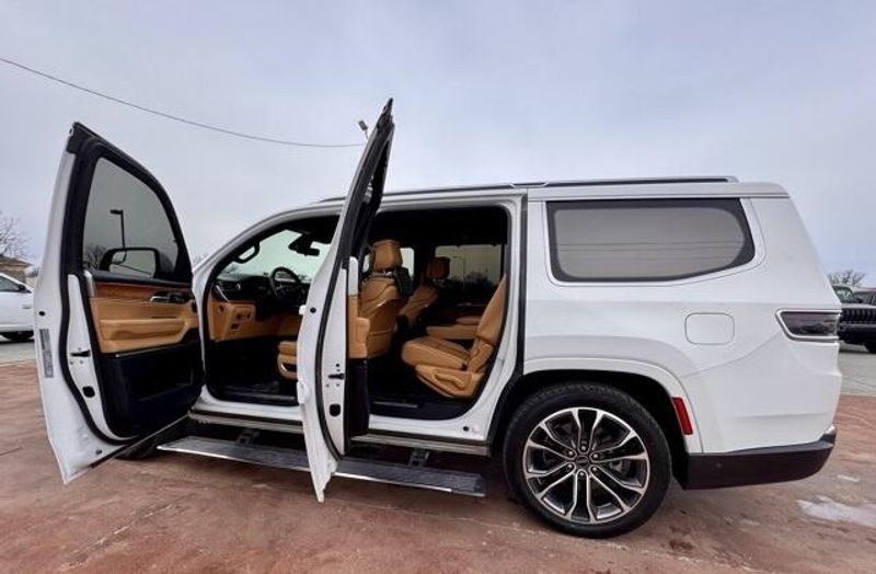 2022 Jeep Grand Wagoneer Series IIIImage 14