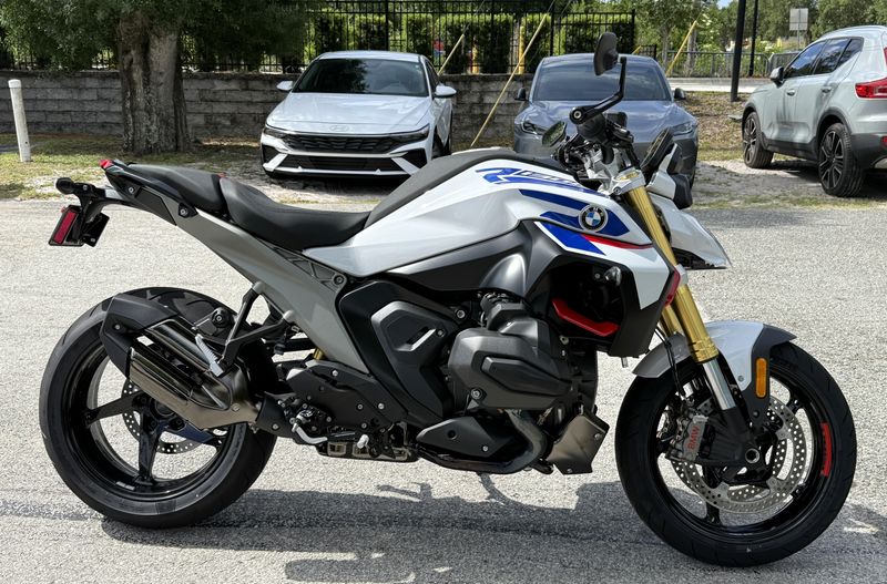 2026 BMW R 1300 R
