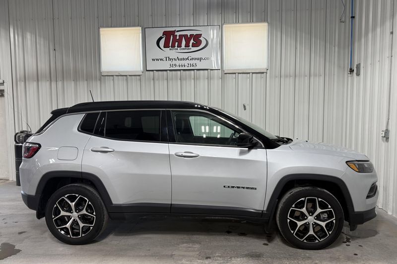 Used 2024 Jeep Compass LimitedImage 2