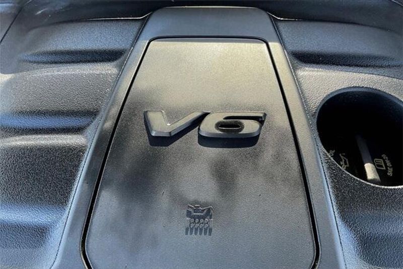 Used 2019 Jeep Grand Cherokee Laredo EImage 32