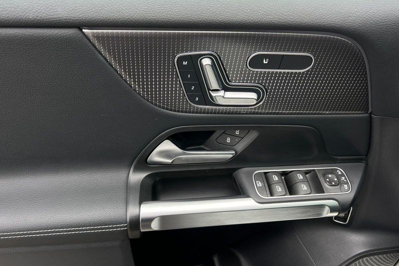 2023 Mercedes-Benz EQB 300Image 11