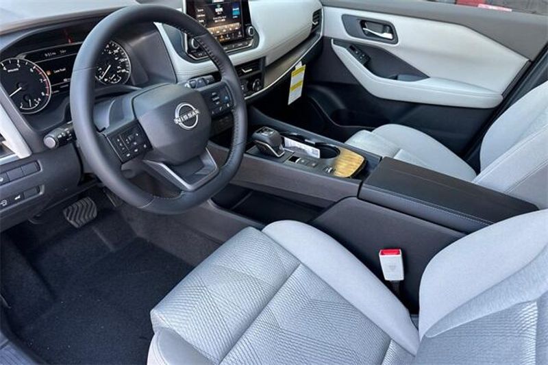 New 2025 Nissan Rogue SVImage 7