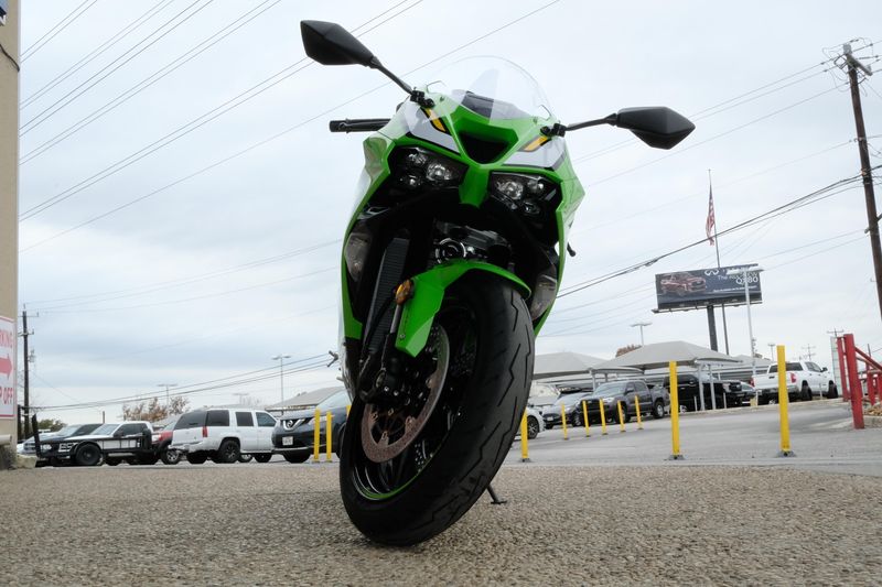 2025 Kawasaki NINJA ZX6R KRT EDITION LIME GREEN AND EBONY AND PEARL BLIZZARD WHITEImage 30