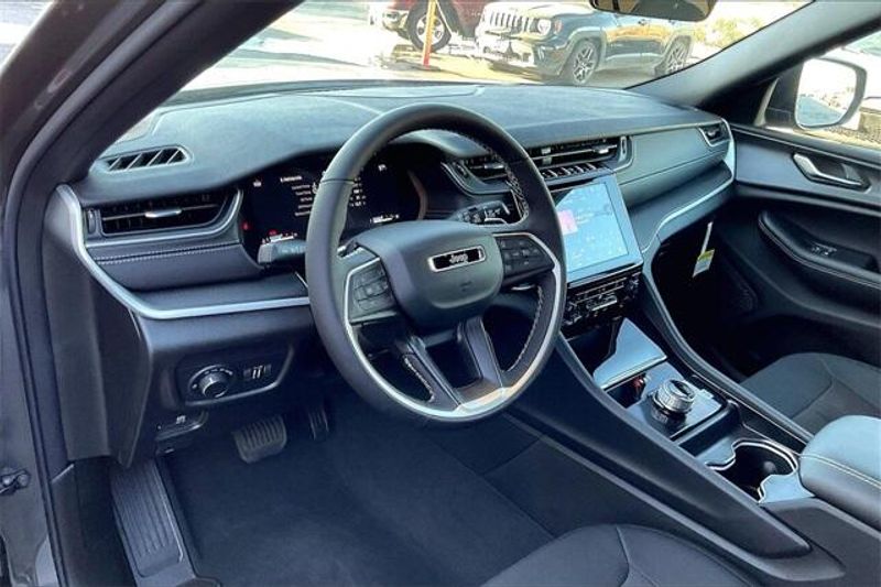 New 2025 Jeep Grand Cherokee L Laredo 4x4Image 6