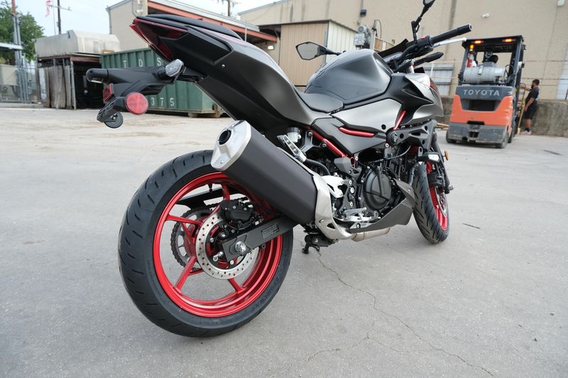 2025 Kawasaki Z500 SE ABS CANDY PERSIMMON RED AND METALLIC FLAT SPARK BLACK AND METALLIC MATTE GRAPHENESTEEL GRAYImage 11