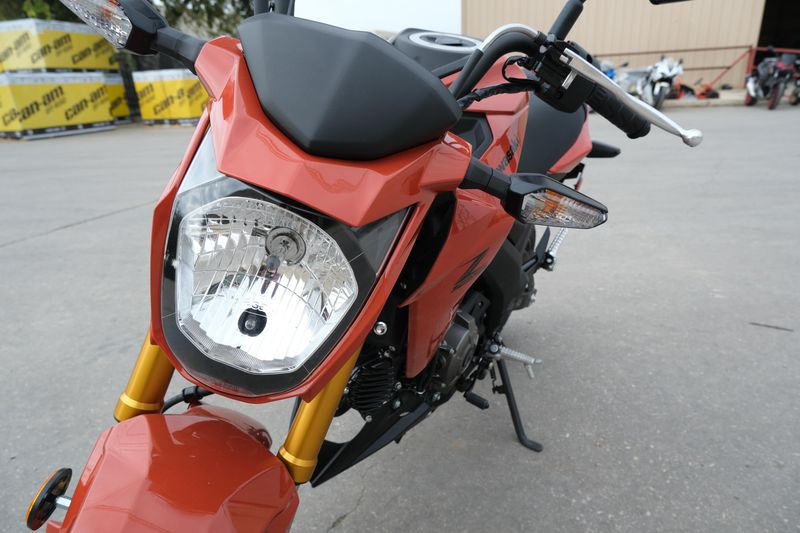 2025 Kawasaki Z125 PRO PEARL LAVA ORANGEImage 3