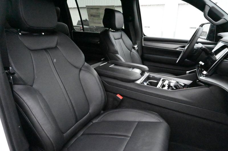 2025 Jeep Wagoneer Series II CarbideImage 17