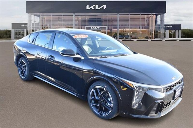 2025 Kia K4 GT-LineImage 1