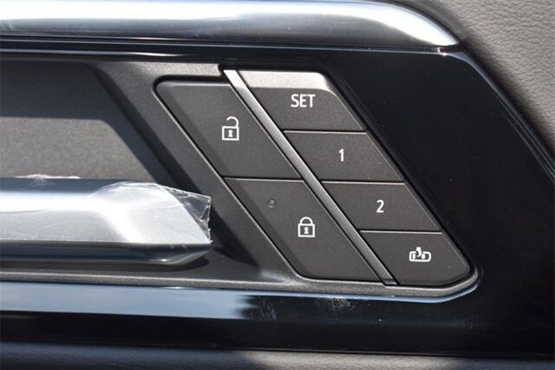 New 2025 Chevrolet Suburban PremierImage 25