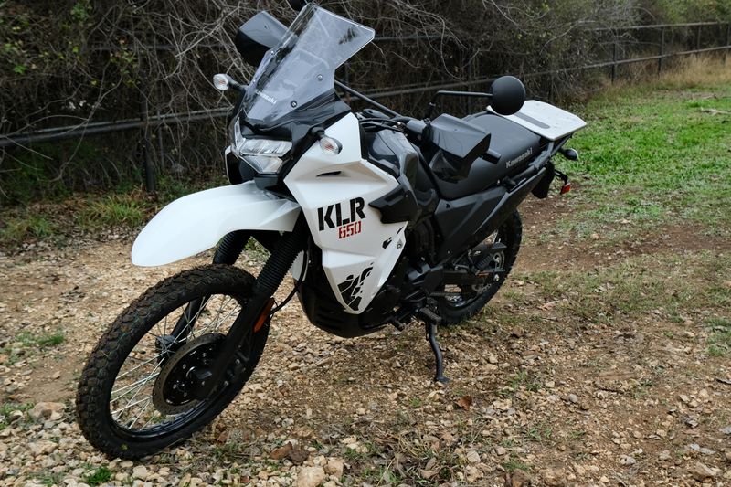 2025 Kawasaki KLR 650 PEARL CRYSTAL WHITE AND METALLIC CARBON GRAYImage 4