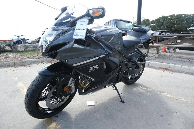 2025 SUZUKI GSXR600 in a BLACK exterior color. Family PowerSports (877) 886-1997 familypowersports.com 