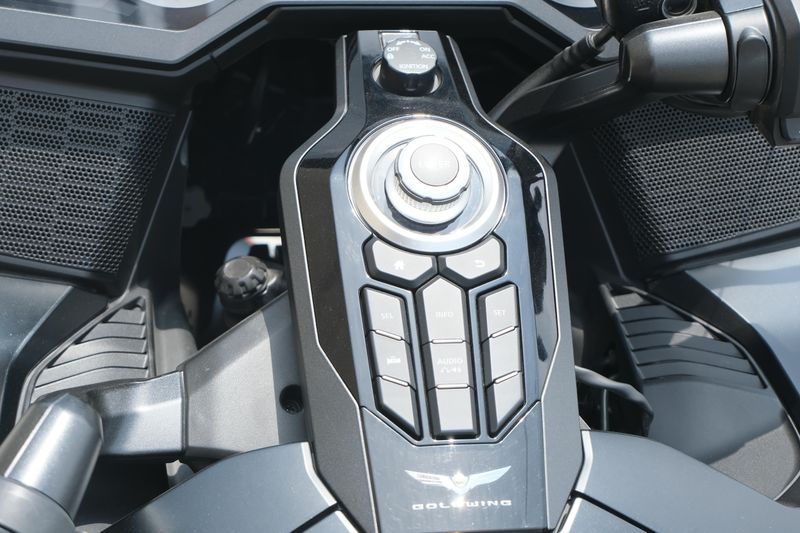 2021 Honda GOLDWING DCT DEEP PEARL GRAY Image 21