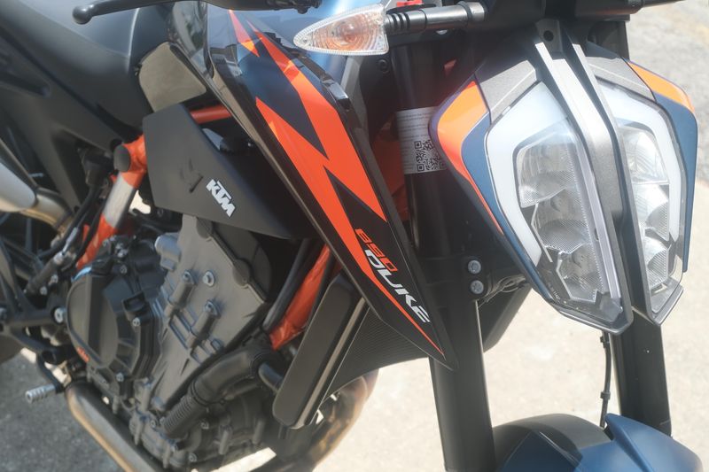 2023 KTM 890 DUKE R ORANGE AND BLUE Image 23