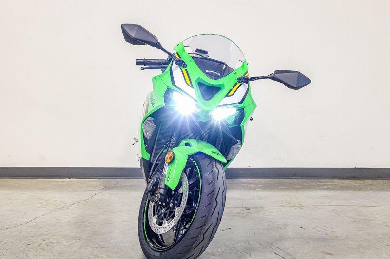 2025 Kawasaki NINJA ZX6R KRT EDITION LIME GREEN AND EBONY AND PEARL BLIZZARD WHITEImage 13