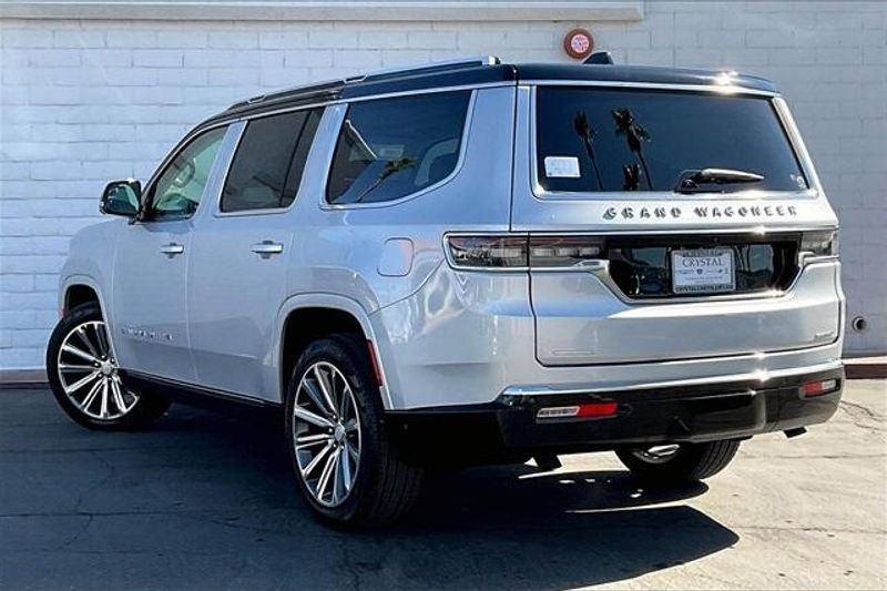 2023 Jeep Grand Wagoneer II photo 2