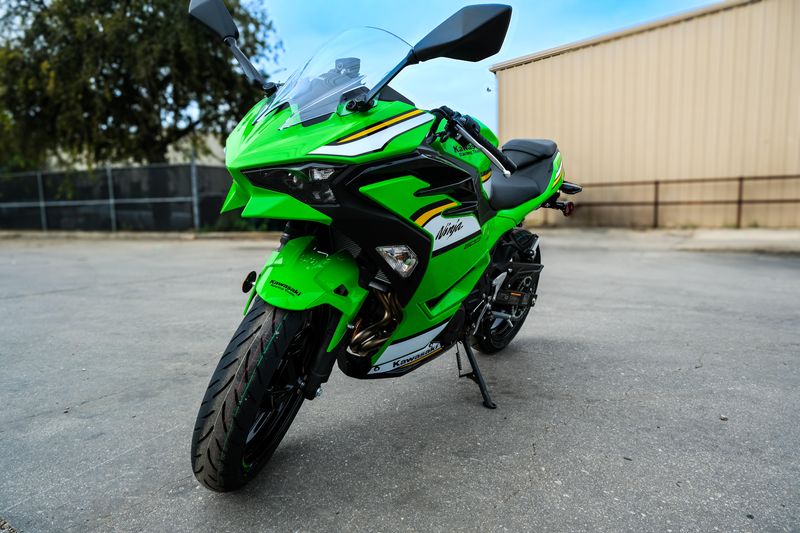 2025 Kawasaki NINJA 500 KRT EDITION LIME GREEN AND EBONY AND PEARL BLIZZARD WHITEImage 3