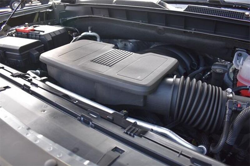 New 2025 Chevrolet Suburban PremierImage 40