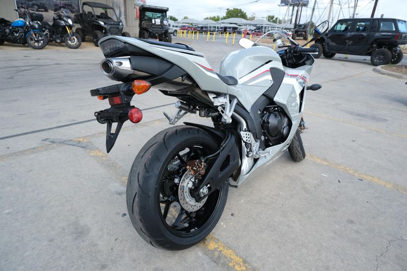 2025 Honda CBR600RR ABS DEEP PEARL GRAYImage 8