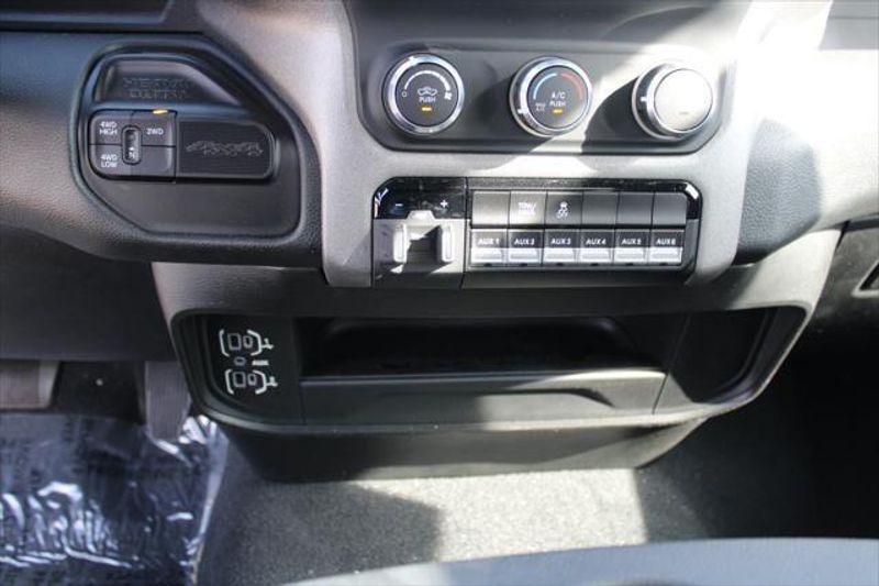 2023 RAM 3500 Chassis Cab Tradesman/SLTImage 21