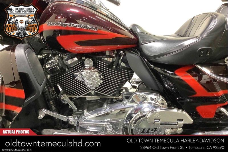 2017 Harley-Davidson Electra Glide in a BLK GNT/EL RED W/PINSTRIPE exterior color. BMW Motorcycles of Temecula – Southern California 951-395-0675 bmwmotorcyclesoftemecula.com 