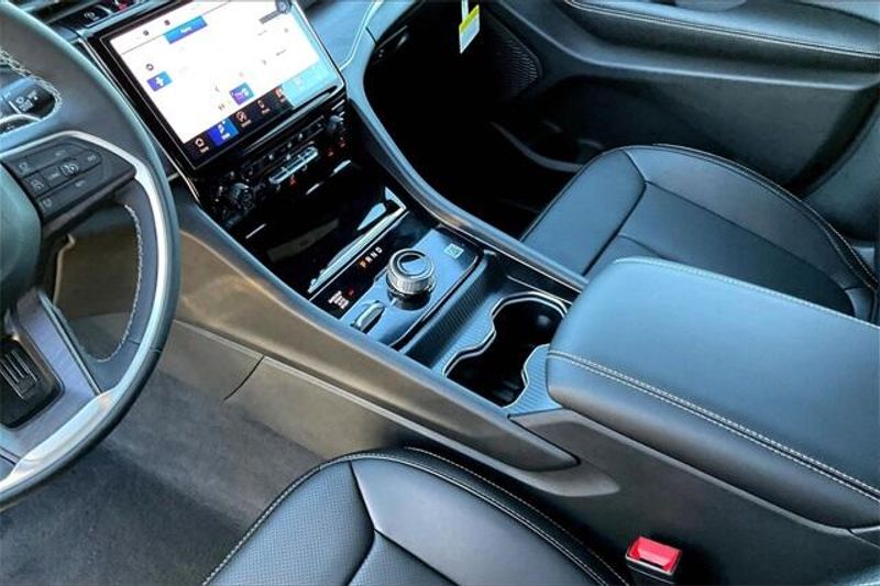 New 2025 Jeep Grand Cherokee L Limited 4x4Image 7