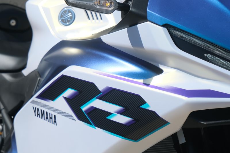 2025 Yamaha YZFR3 ABS LUNAR WHITE AND NEBULA BLUE Image 28