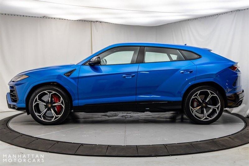 2022 Lamborghini Urus BaseImage 2