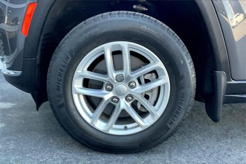 Used 2022 Jeep Grand Cherokee L LaredoImage 8
