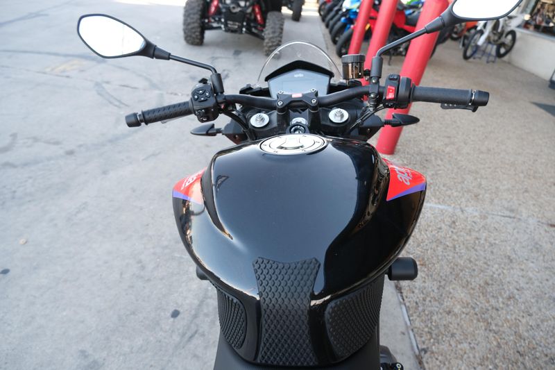 2023 APRILIA TUONO 660 FACTORY BLACK AND REDImage 13