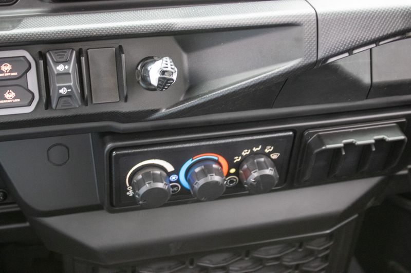 NEW 2026 CAN-AM DEFENDER LIMITED CAB HD11 Image 19