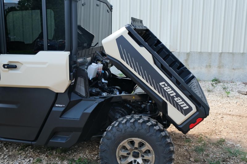 2025 Can-Am DEFENDER MAX LIMITED CAB HD10 DESERT TAN AND STEALTH BLACK Image 38