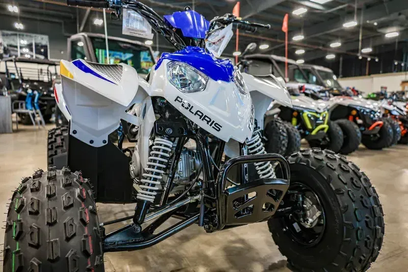 2025 Polaris OUTLAW 110 EFI BRIGHT WHITE AND BLUEImage 3