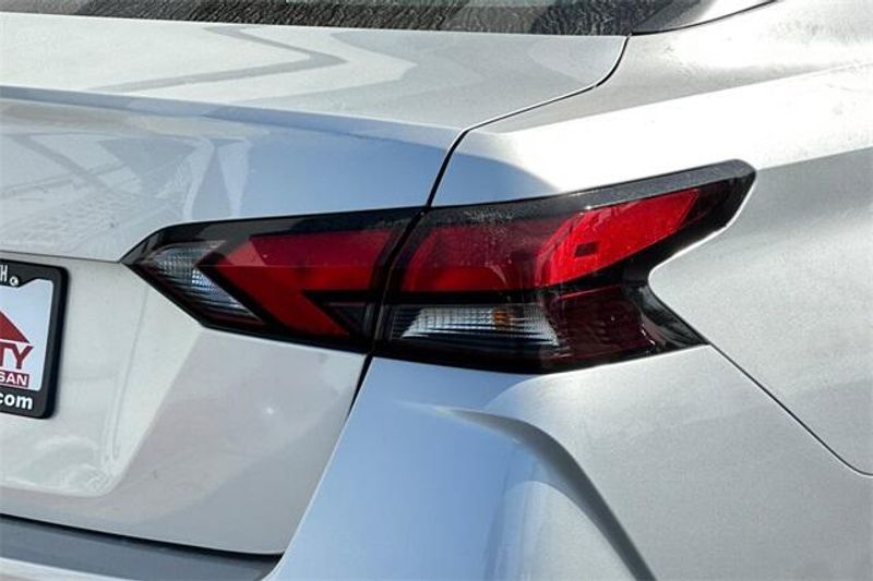 New 2025 Nissan Versa 1.6 SVImage 20