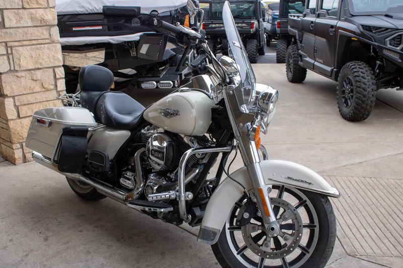 USED 2015 HARLEY ROAD KING BASE Image 5