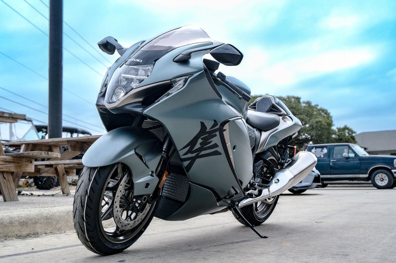 2025 Suzuki HAYABUSA METALLIC MATTE GREEN AND METALLIC MATTE TITANIUM SILVERImage 4