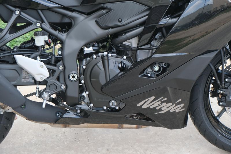 New 2025 Kawasaki NINJA ZX4R ABS METALLIC SPARK BLACK Image 17