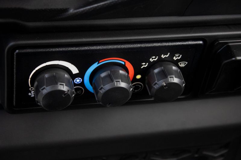 NEW 2026 CAN-AM DEFENDER LIMITED CAB HD11 Image 32