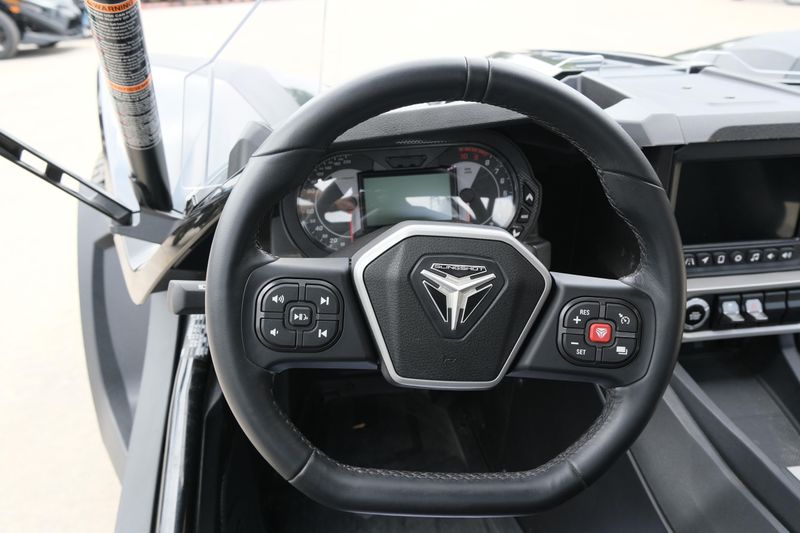 NEW 2025 POLARIS SLINGSHOT SL AUTODRIVE  in a JET BLACK exterior color. Family PowerSports (877) 886-1997 familypowersports.com 