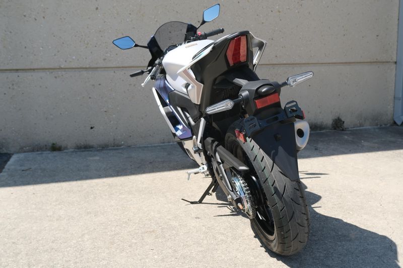 2025 Yamaha YZFR3 ABS LUNAR WHITE AND NEBULA BLUE Image 5