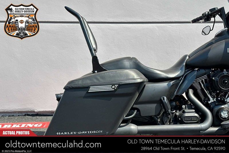 2016 Harley-Davidson Street Glide in a DEEP JADE PEARL W/PINSTRIPE exterior color. BMW Motorcycles of Temecula – Southern California (951) 506-6903 bmwmotorcyclesoftemecula.com 