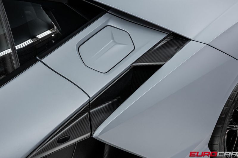 Used 2024 Lamborghini Revuelto *HUGE CARBON OPTIONS * FACTORY MATTE PAINT*Image 19
