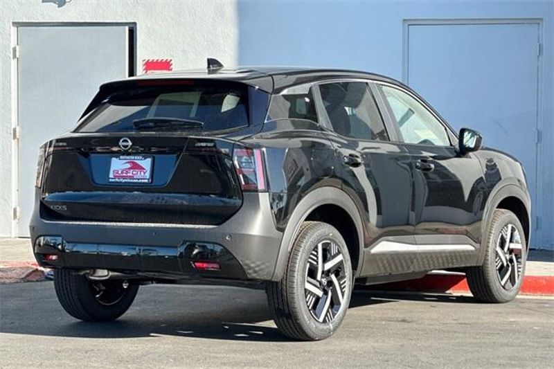 2025 Nissan Kicks SVImage 3