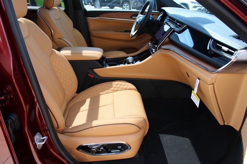 2025 Jeep Grand Cherokee L Summit Reserve photo 23
