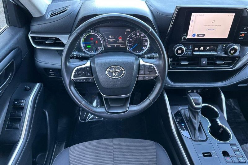 Used 2023 Toyota Highlander Hybrid LEImage 13