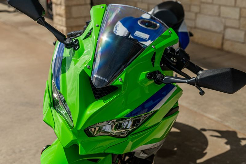 2024 KAWASAKI NINJA ZX4RR 40TH ANNIVERSARY EDITION ABS LIME GREEN AND PEARL CRYSTAL WHITE AND BLUEImage 4