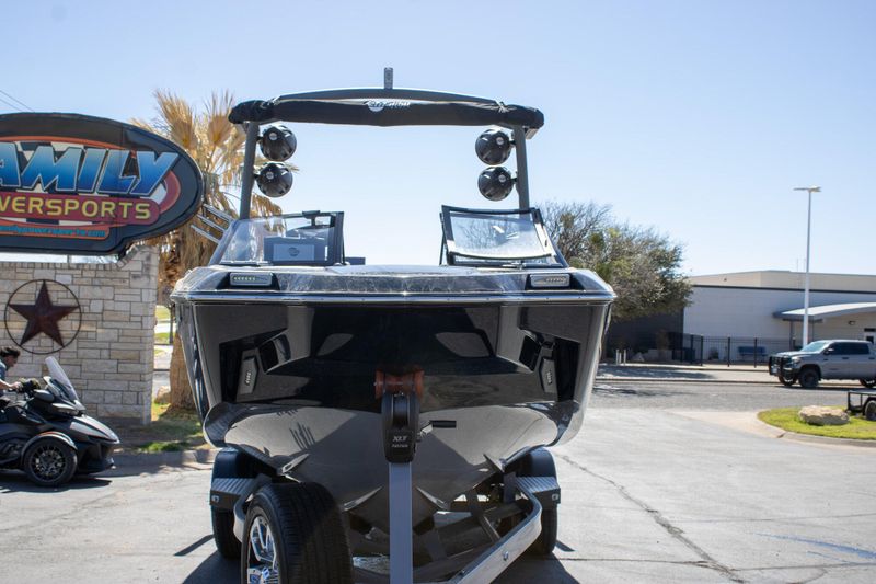 2023 MALIBU M220Image 2