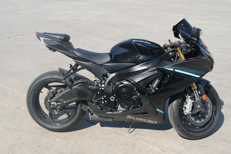 2024 Suzuki GSXR750 BLACK Image 2