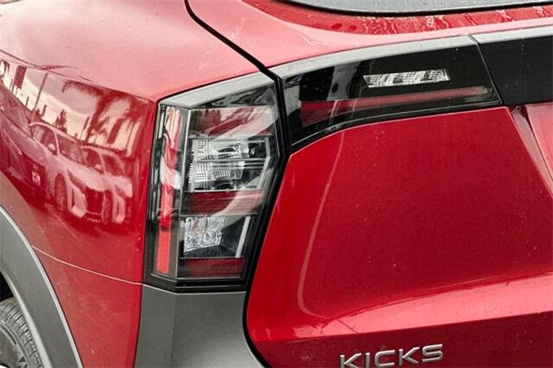 New 2025 Nissan Kicks SVImage 21